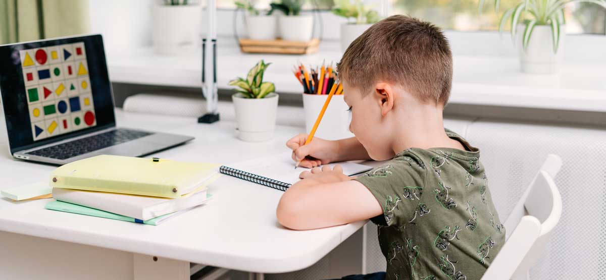 Chlapec se chystá do školy