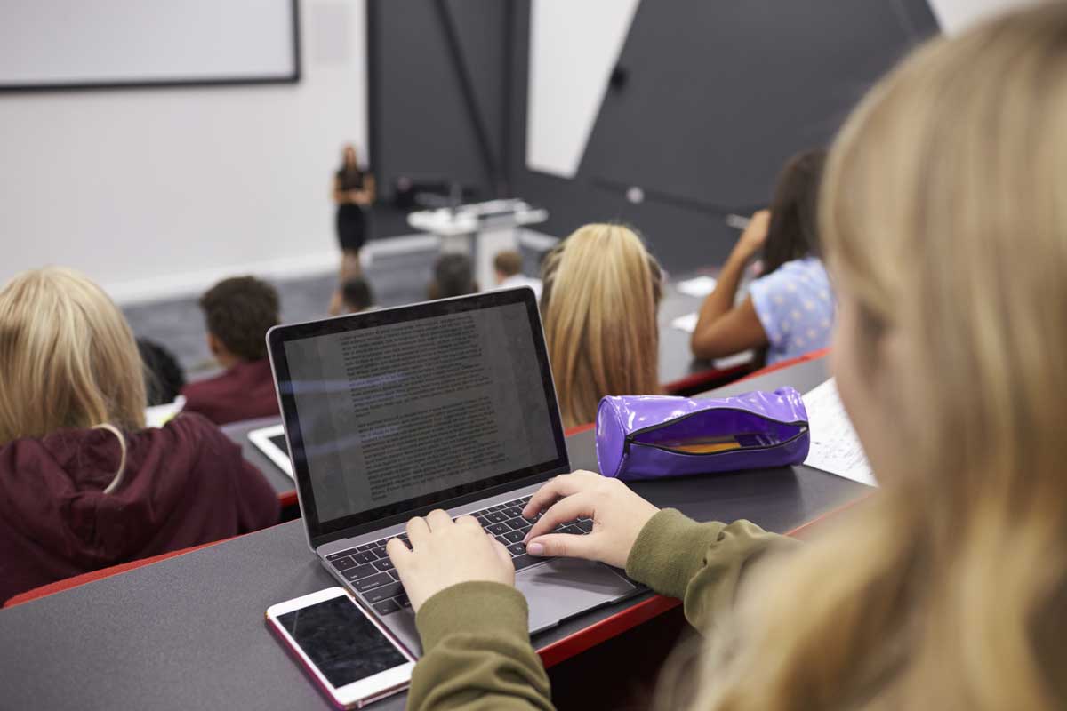 Student ve škole s notebookem